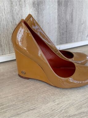 Tory Burch Annelise  Patent Leather Wedge Pump Heel Womens 7.5 Brown City Career